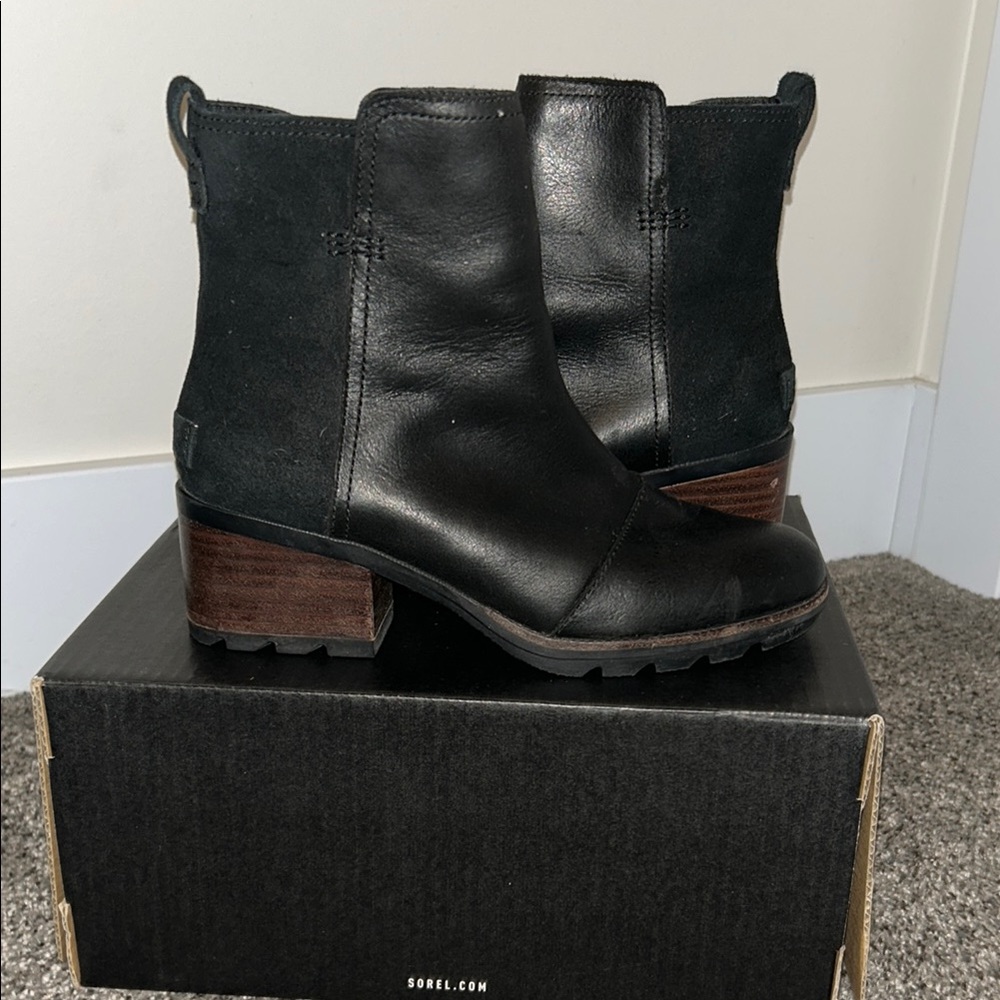 Sorel Women's Black Leather and suede Ankle Boots